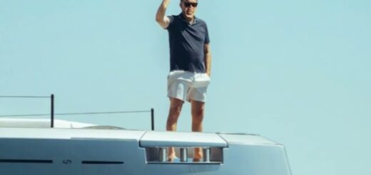 “Kevin Costner, 69, Turns Heads with Impressive Toned Legs While Enjoying Luxury Yacht”