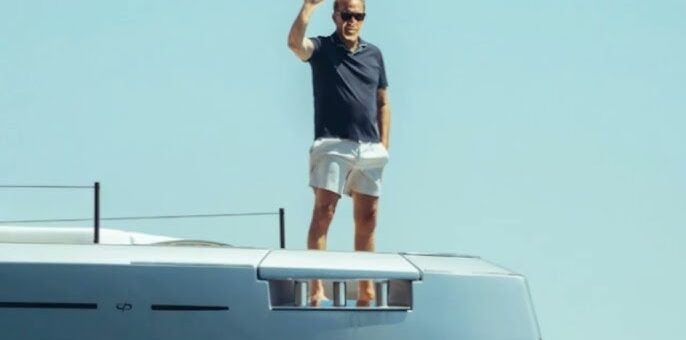 “Kevin Costner, 69, Turns Heads with Impressive Toned Legs While Enjoying Luxury Yacht”