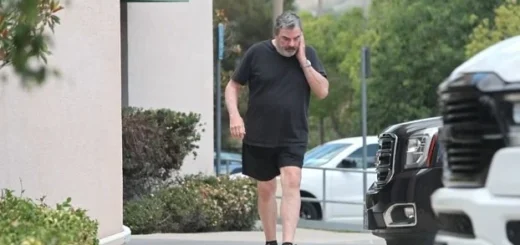 “Tom Selleck Seen in Public for the First Time After ‘Blue Bloods’ Cancellation, Revealing Knee Surgery Scars”