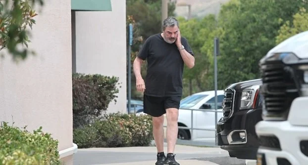 “Tom Selleck Seen in Public for the First Time After ‘Blue Bloods’ Cancellation, Revealing Knee Surgery Scars”