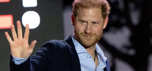 “Meghan Markle Steps Away from Prince Harry at Kevin Costner’s Charity Event: Here’s Why”