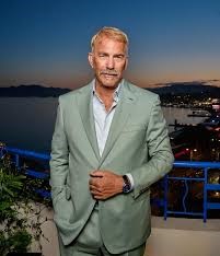 Kevin Costner Chose Waterworld Over Shawshank Redemption: A Career-Defining Mistake?