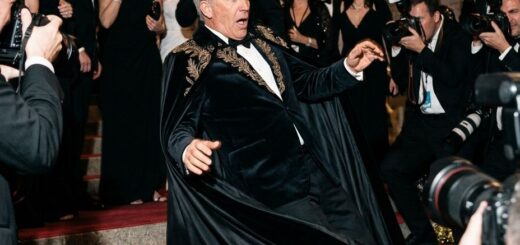🚨 BREAKING NEWS: Panic at Met Gala as Kevin Costner falls on red carpet, shocking the world live!
