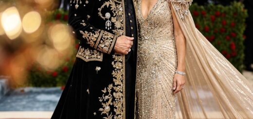🚨 MET GALA 2026 BOMBSHELL: Kevin Costner & Christine Baumgartner Deliver Jaw-Dropping Couple Moment — Their Timeless Elegance and Coordinated Looks Steal the Entire Red Carpet. ✨